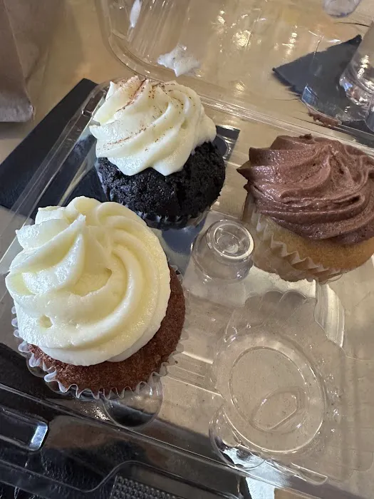 Midnite Confections Cupcakery Picture 10