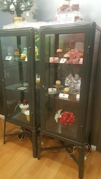 Midnite Confections Cupcakery Picture 6