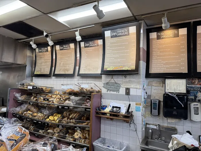 Izes Deli & Bagelry Picture 3