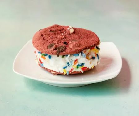 Lil’ Cakes & Creamery