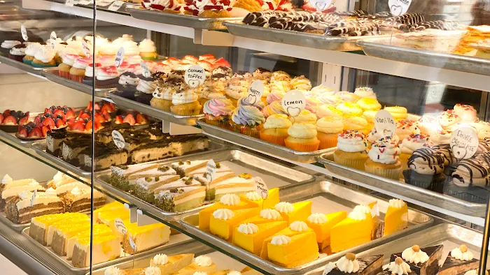 Dana's Cake Shoppe Picture 4