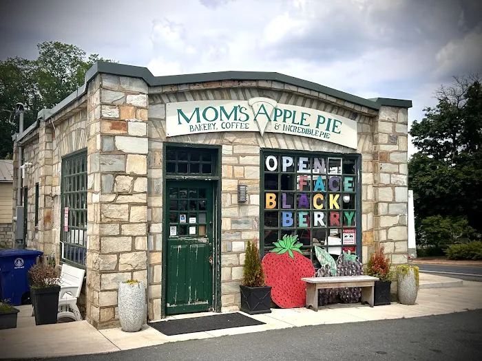 Mom's Apple Pie Bakery Picture 4