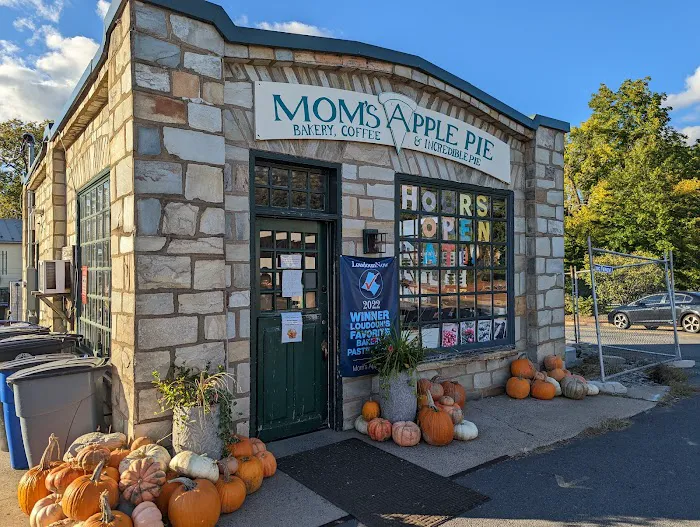 Mom's Apple Pie Bakery Picture 3