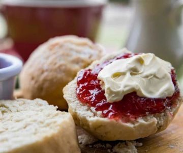 How to Make Delicious Scones with Fresh Cream and Jam: A Simple Guide