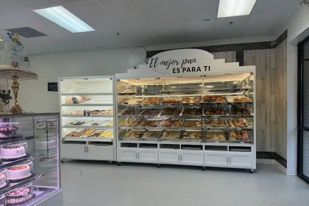 Betto's Pasteleria & Panaderia