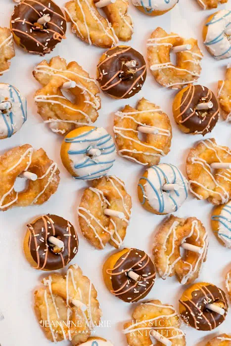 Cardigan Donuts - IDS Center Picture 8