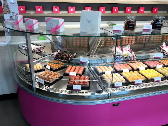 Le Macaron French Pastries Picture 9