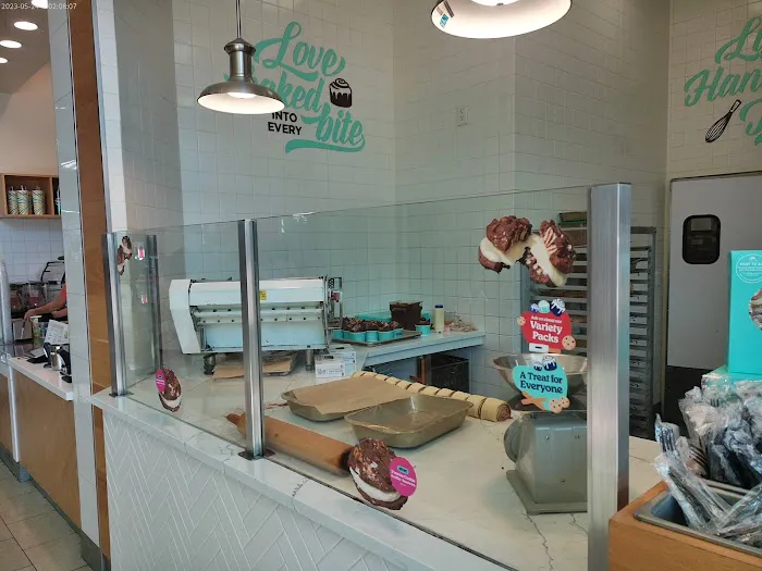 Cinnabon Picture 6