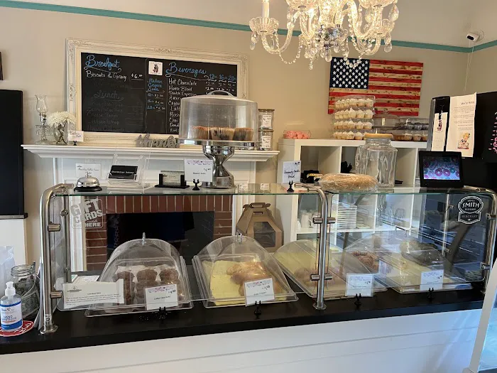 Chandelier Bakery Picture 7