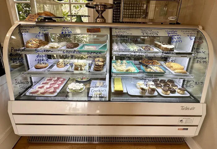 Chandelier Bakery Picture 9