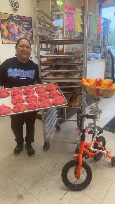 Pasteleria Y Panaderia La Ideal Picture 7