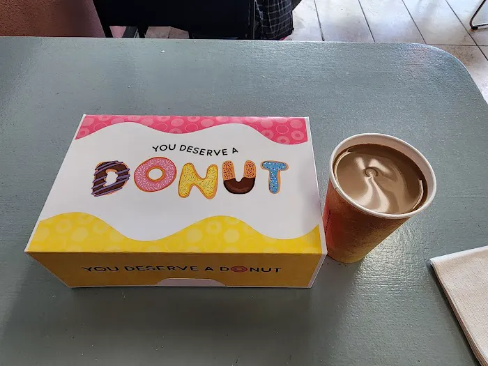 Dona Queen Donuts & Deli Picture 3