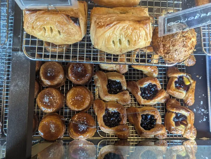 Rosellini’s Fine Cakes & Baked Goods Picture 9