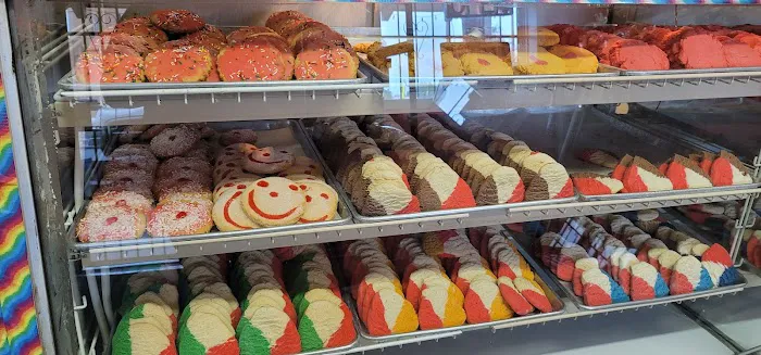 El Fenix Bakery Picture 3