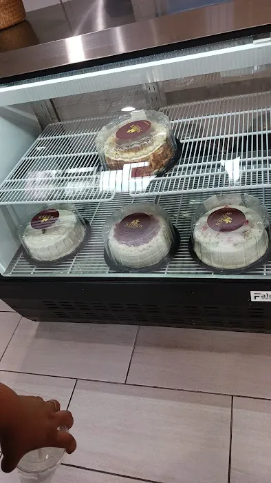 Suspiros Cakes Southern Ave. Picture 1