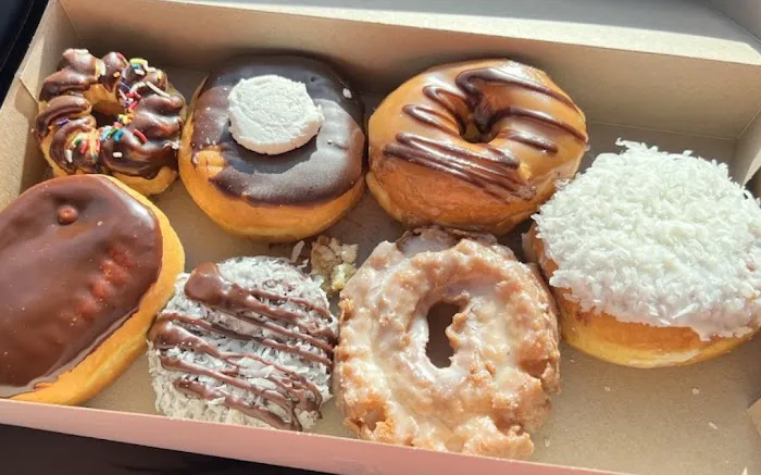 Dandee Donut Factory. Picture 10