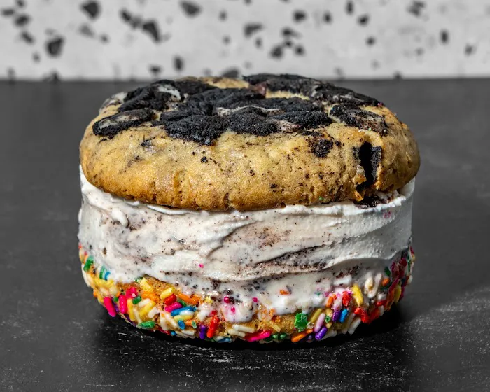 Midnight Cookies & Cream Davie Picture 8