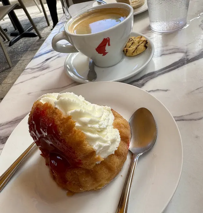 Chocolada Bakery & Cafe Picture 6