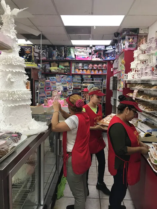 La Nueva Fe Bakery Picture 3