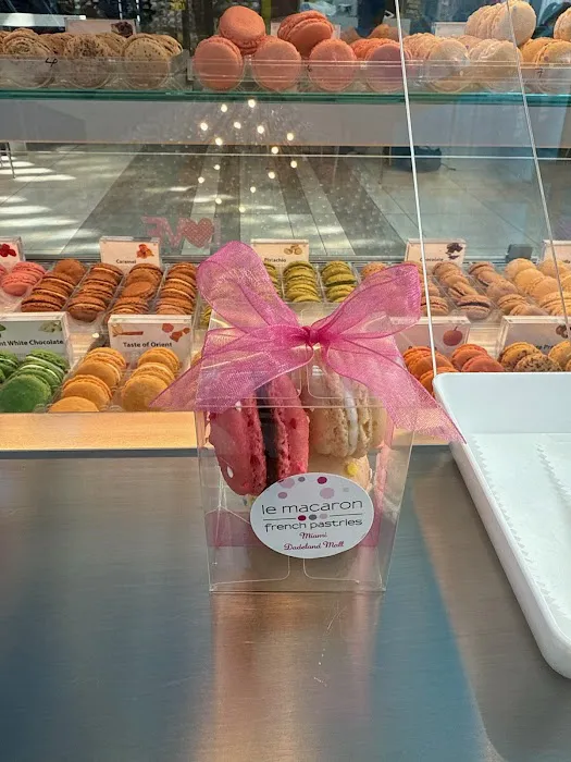 Le Macaron French Pastries Picture 3