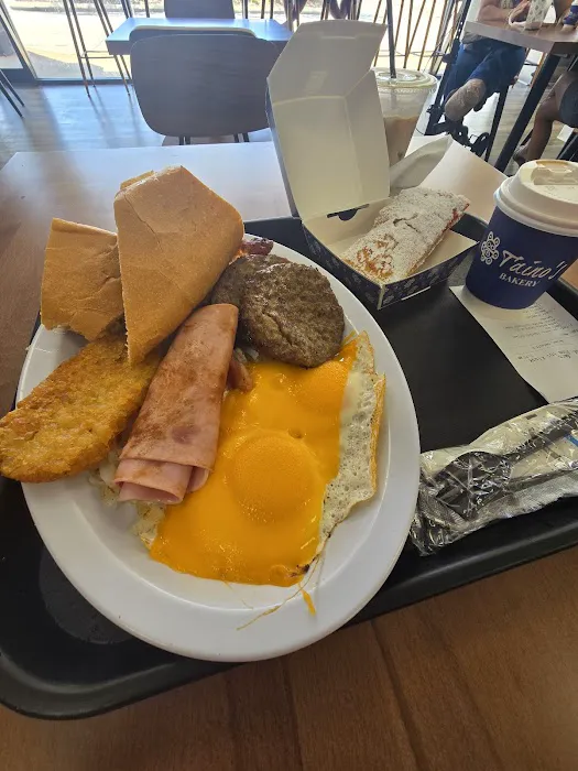 Tainos Bakery & Deli (SODO) Picture 2