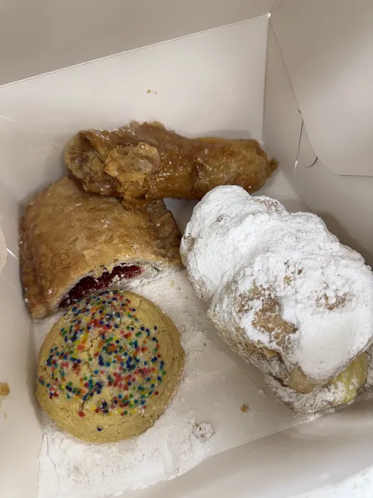 Taino's Bakery & Deli (Goldenrod) Picture 2