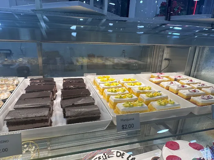 Los Vecinos Market & Bakery Picture 1