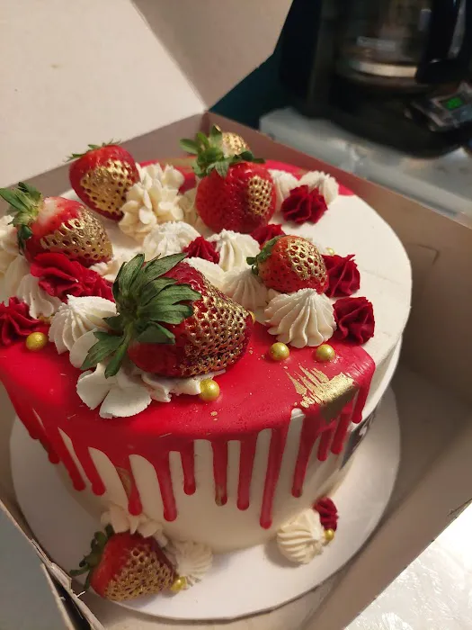 Claras custom cakes Picture 2