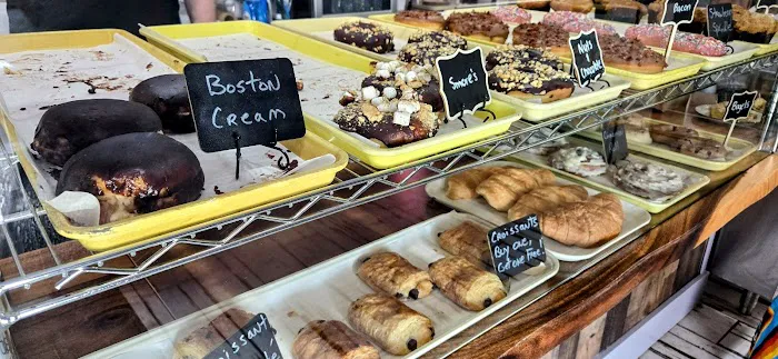 Heavenly Donuts Sweets & Eats Picture 3