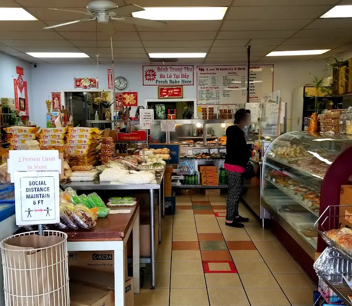 L & M Bakery & Deli Picture 1