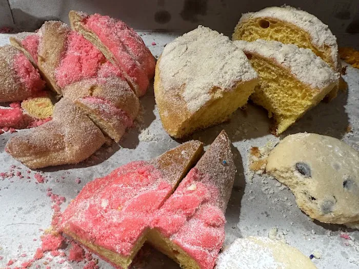 Los Tres Hermanos Bakery Picture 6
