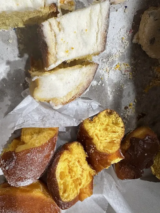 Los Tres Hermanos Bakery Picture 9