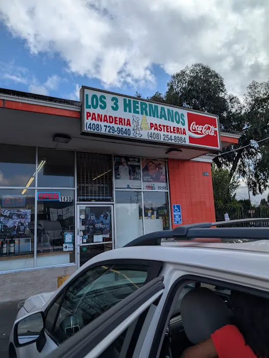 Los Tres Hermanos Bakery Picture 7