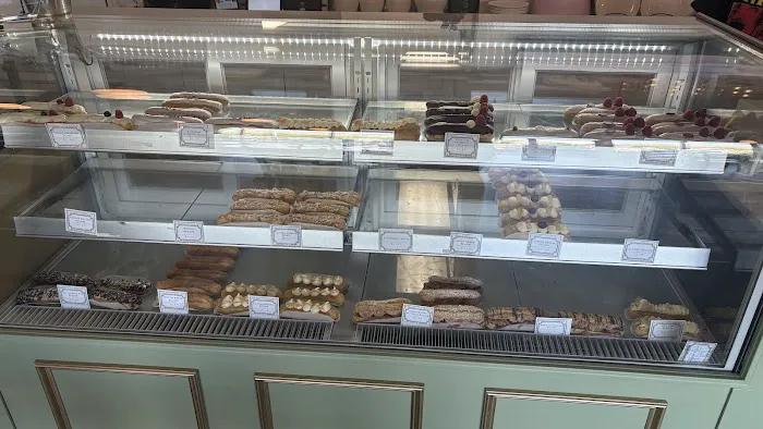 Eclair French Pastry Picture 4