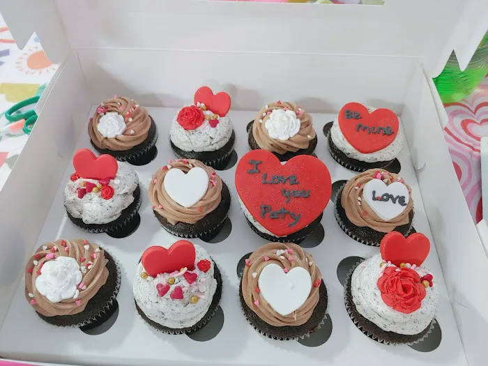 Mom's Cupcakes Bakery Picture 2