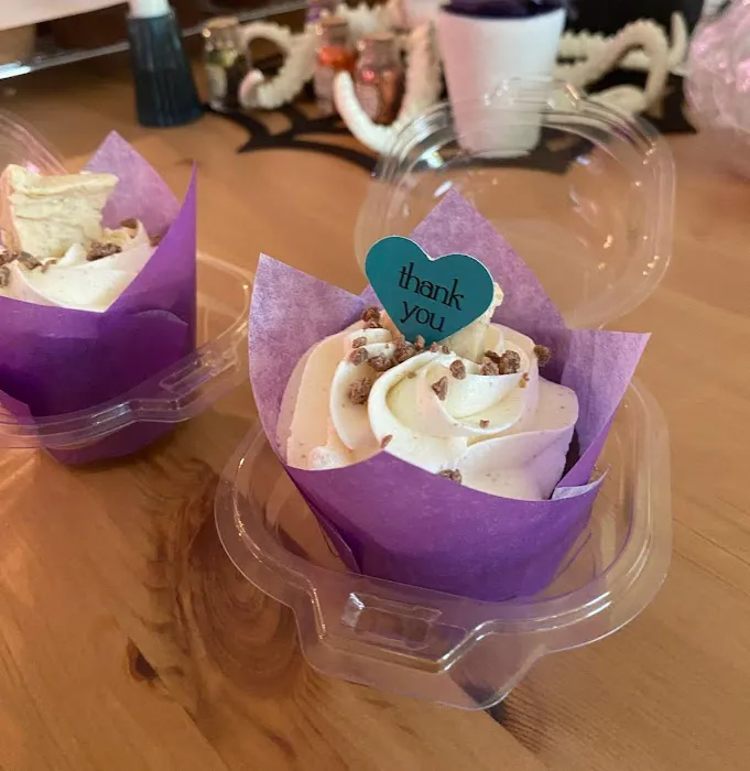 Mom's Cupcakes Bakery Picture 10