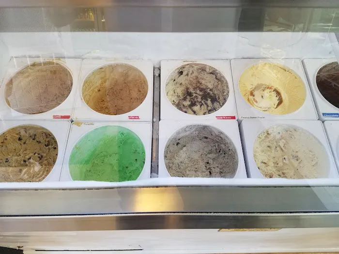 Ferrara's Island Bakery Picture 8