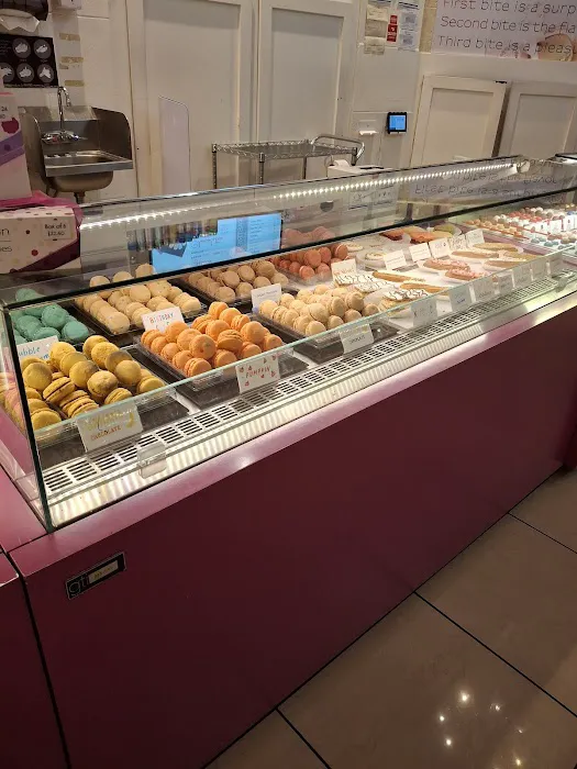 Le Macaron French Pastries Picture 4