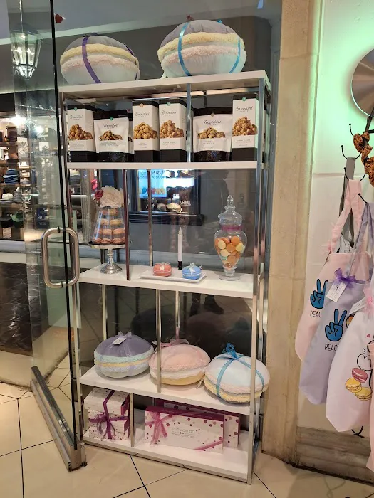 Le Macaron French Pastries Picture 8