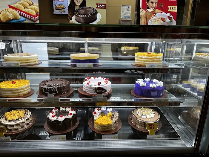 Red Ribbon Bakeshop Picture 3