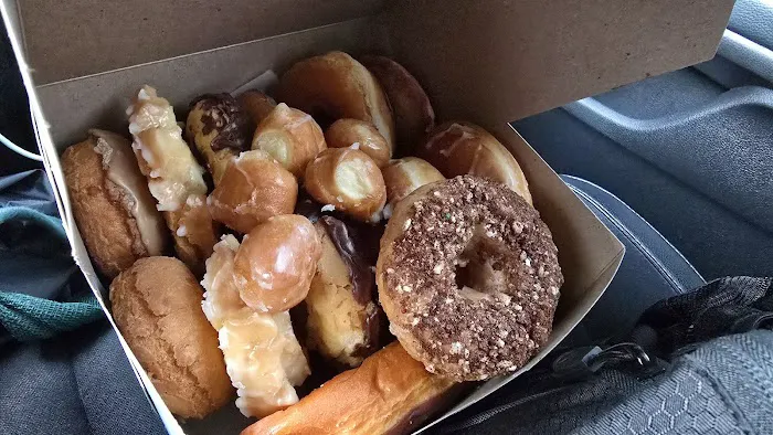 Dee's Donuts Picture 10