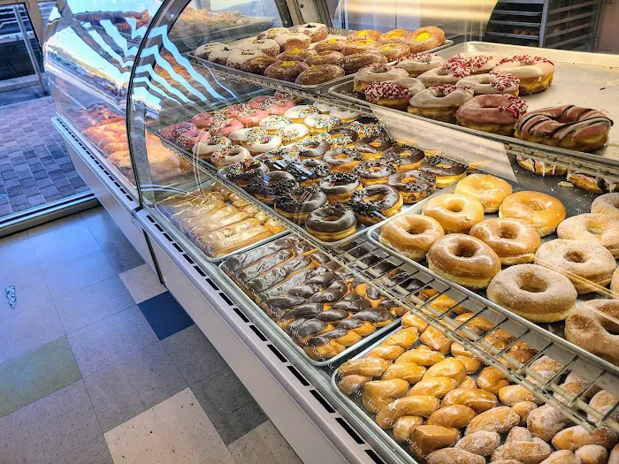 Dee's Donuts Picture 9