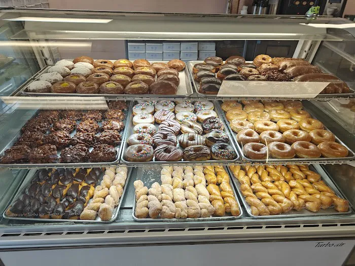 Dee's Donuts Picture 3