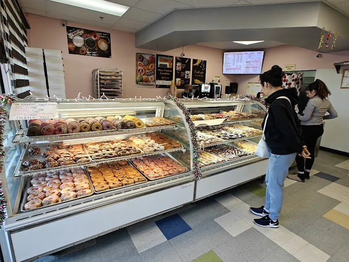 Dee's Donuts Picture 5