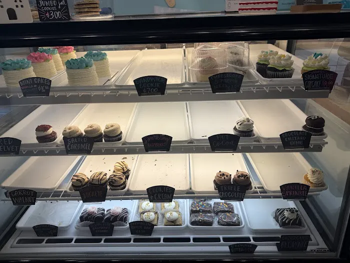 White Flower Cake Shoppe Picture 10