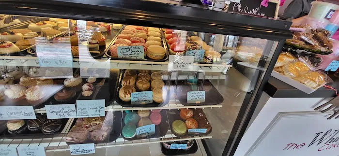 White Flower Cake Shoppe Picture 7