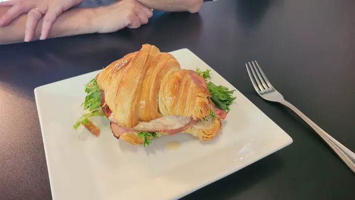 Le Petit Croissant Picture 2