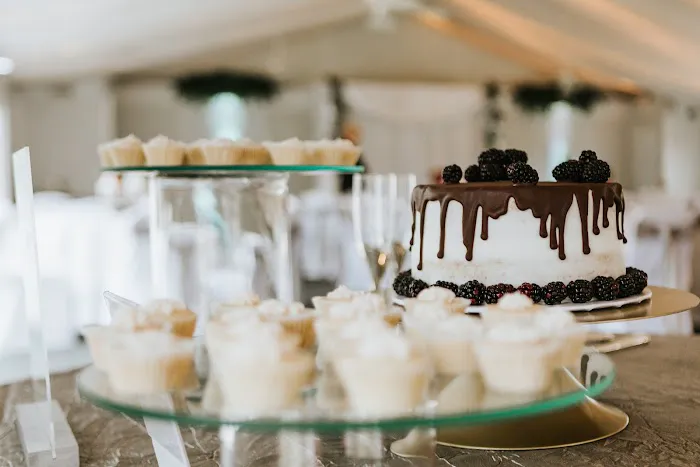 Holly's Cakes LLC Picture 5