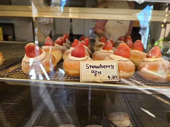 CREAMY SEOUL DONUT AND CAFE Picture 8