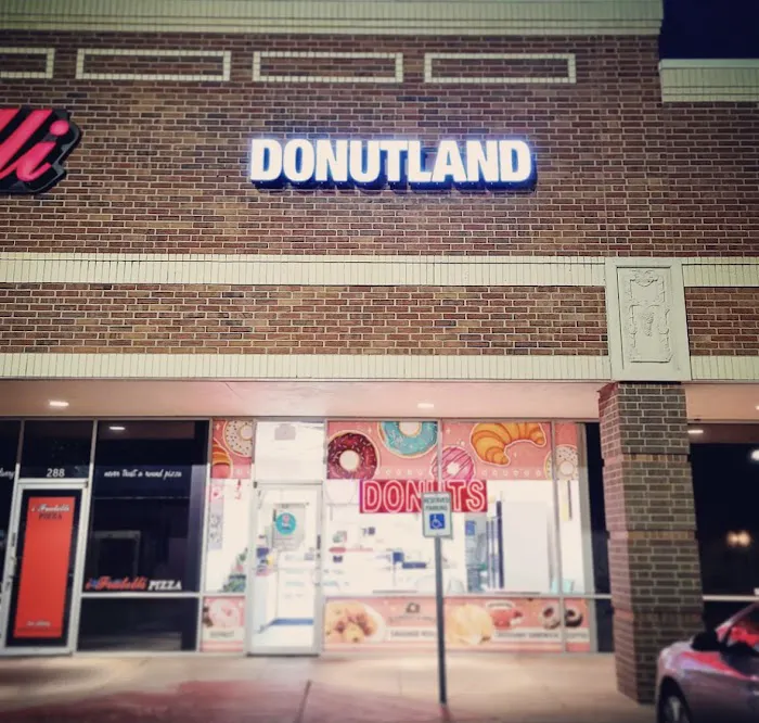 Donutland Grapevine (2030 Glade Rd.) Picture 4